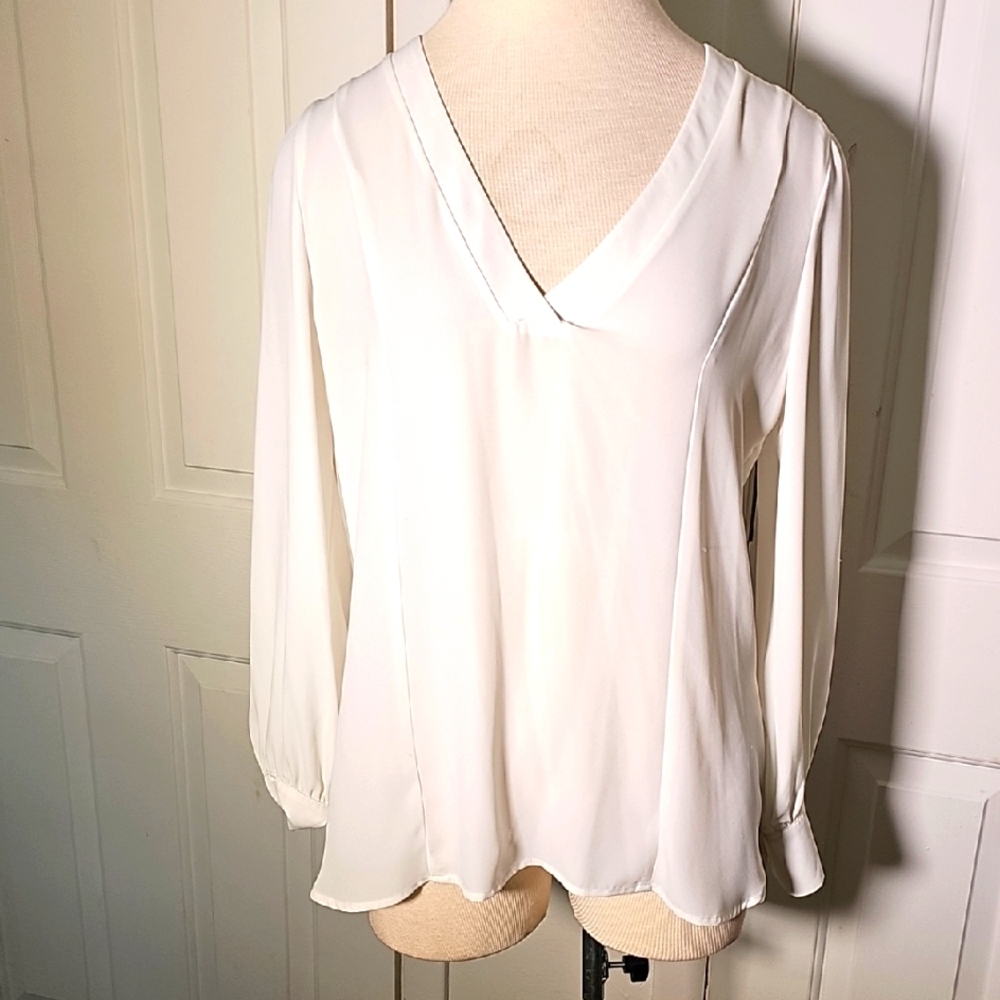 Elegant White V-Neck Blouse. Long Sleeves. Size‎ Meduim. Excelent